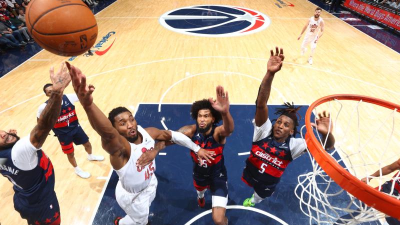 青训小将破门后被队友高高举起