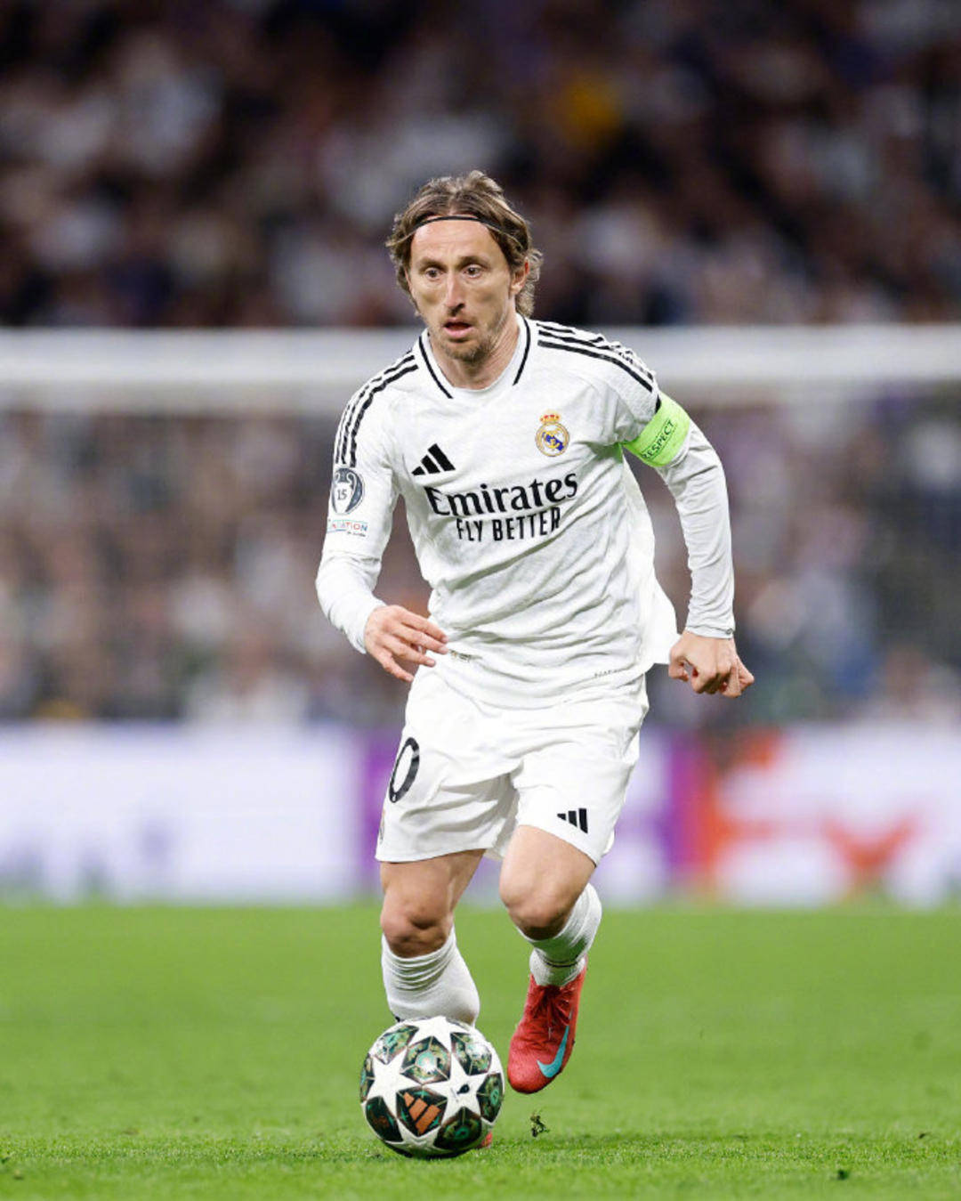 美记：艾顿因病缺席湖人今天训练，但他将随队前往犹他州